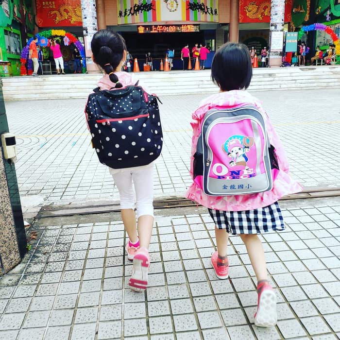 早上還不到六點姊妹倆就換好衣服