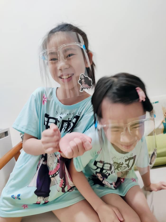 防疫期間，發現姊妹倆開始非常自然的、光著身體