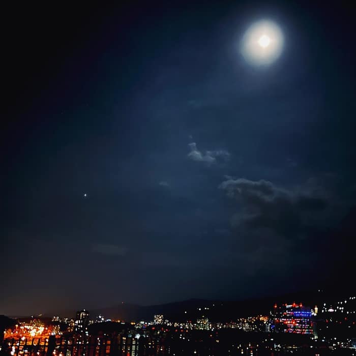 前幾天晚上逛完夜市在回家途中