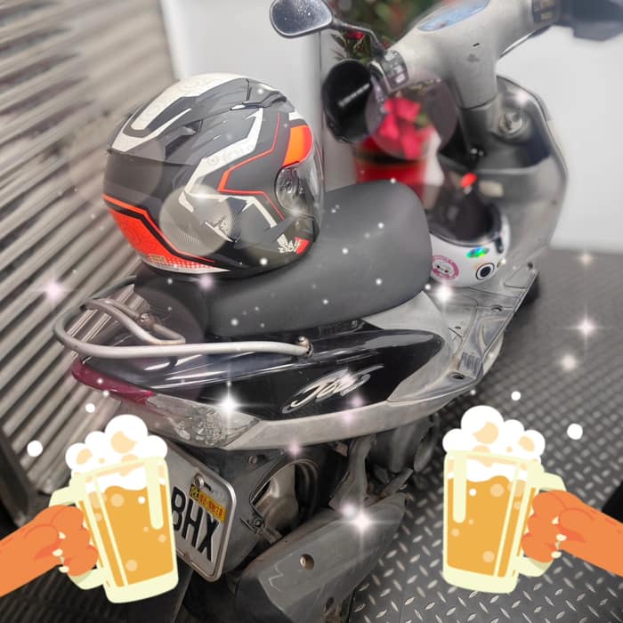 年節期間，借婆婆的機車載兩姊妹外出