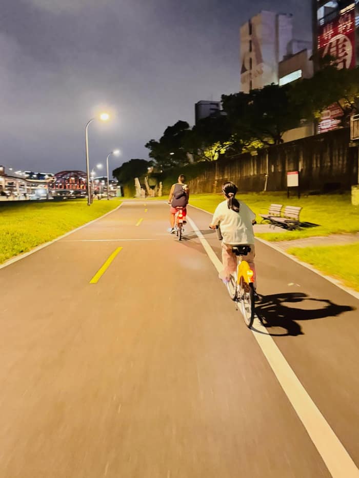 妹妹終於長大能騎YouBike去饒河夜市